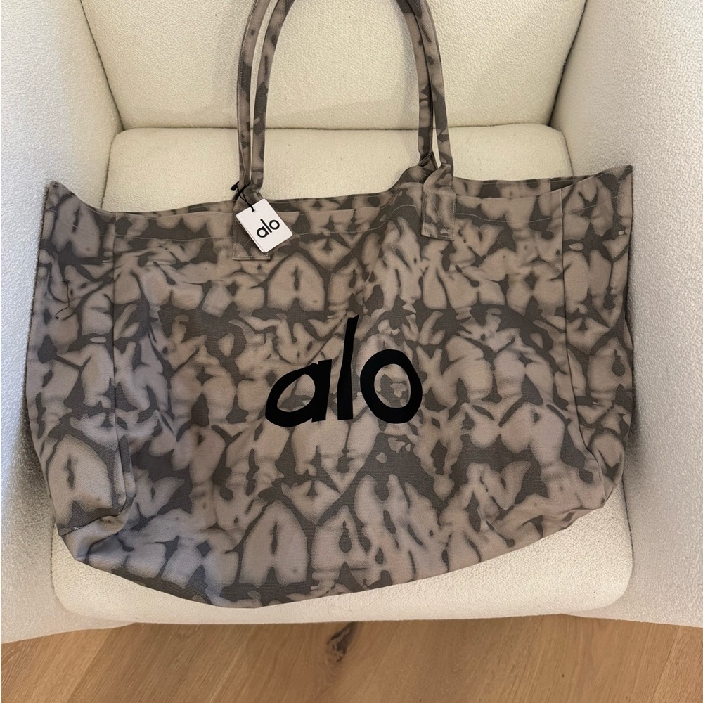 ALO Yoga Patterned Tote Bag in Gray and Black